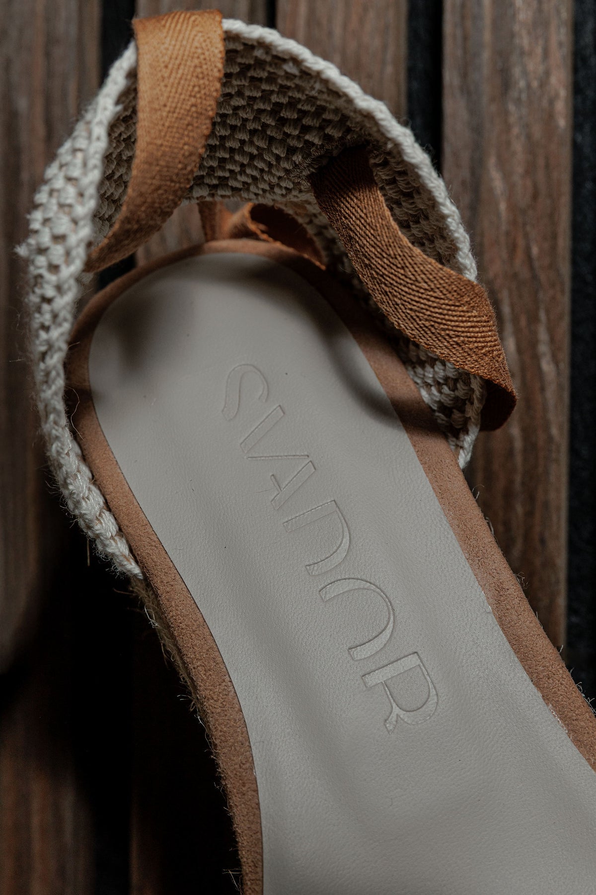 Detalle del interior de un zapato SVADOR y su marca grabada