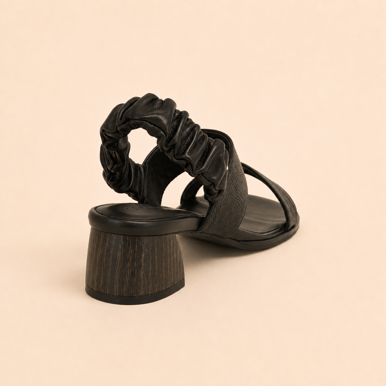 Sandalia de tacón de piel Y01 - Negra