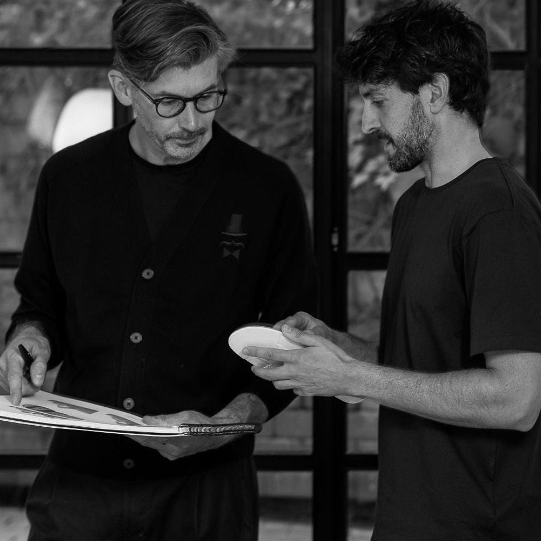 José Salvador y José Manuel Ferrero trabajando en el diseño del calzado