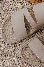 Detalle de las tiras de serraje y el piso de yute de la sandalia plana G01 beige