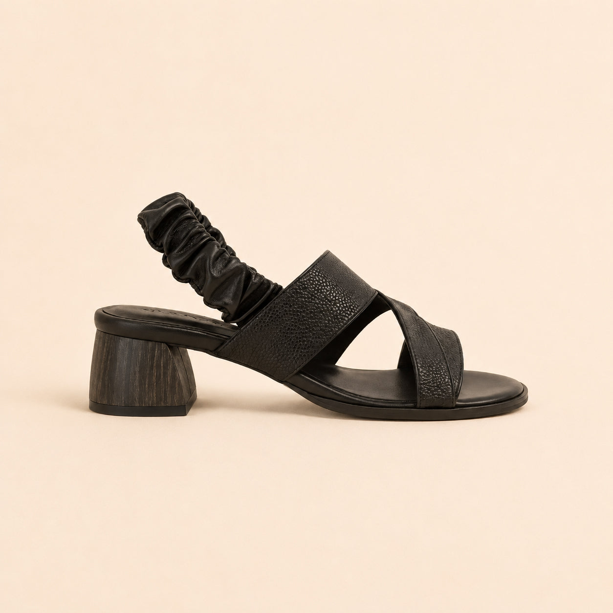 Sandalia de tacón de piel Y01 - Negra