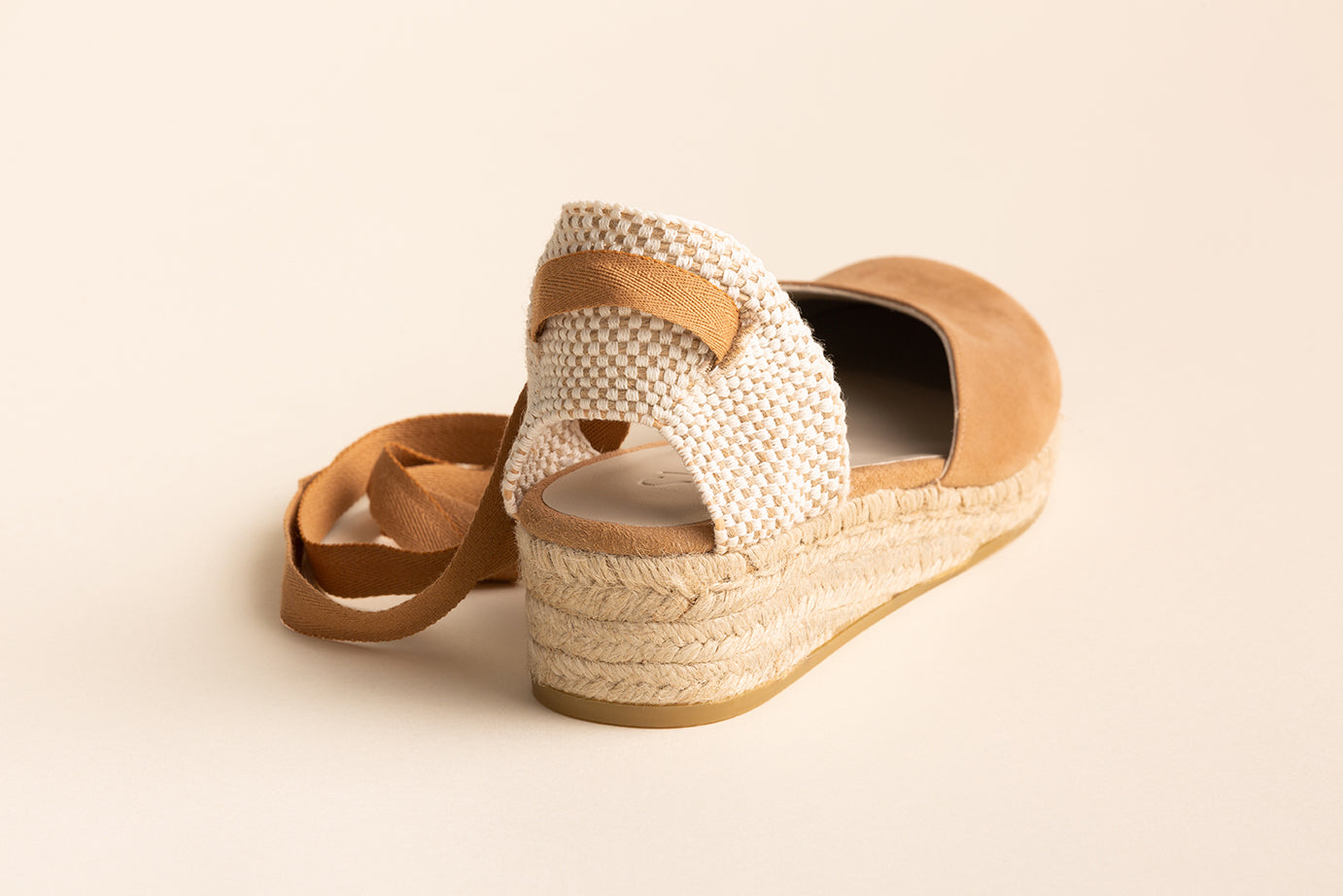 Cuña cerrada B01 - Camel